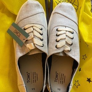 Brand new with tags Tom’s boys tennis shoes